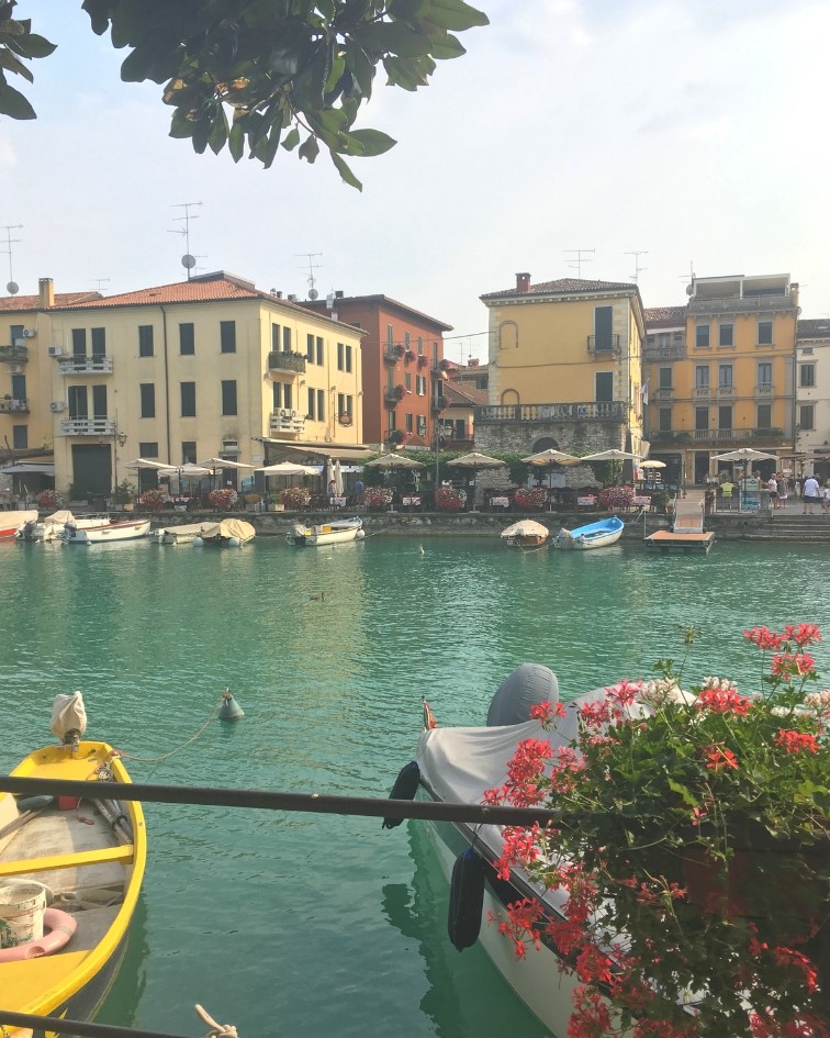 Canal flowing through Peschiera del Garda to the lake. On the last night we ate in a restaurant terrace on the other side, it was delicious. Top towns to visit in lake garda with Spadreams.