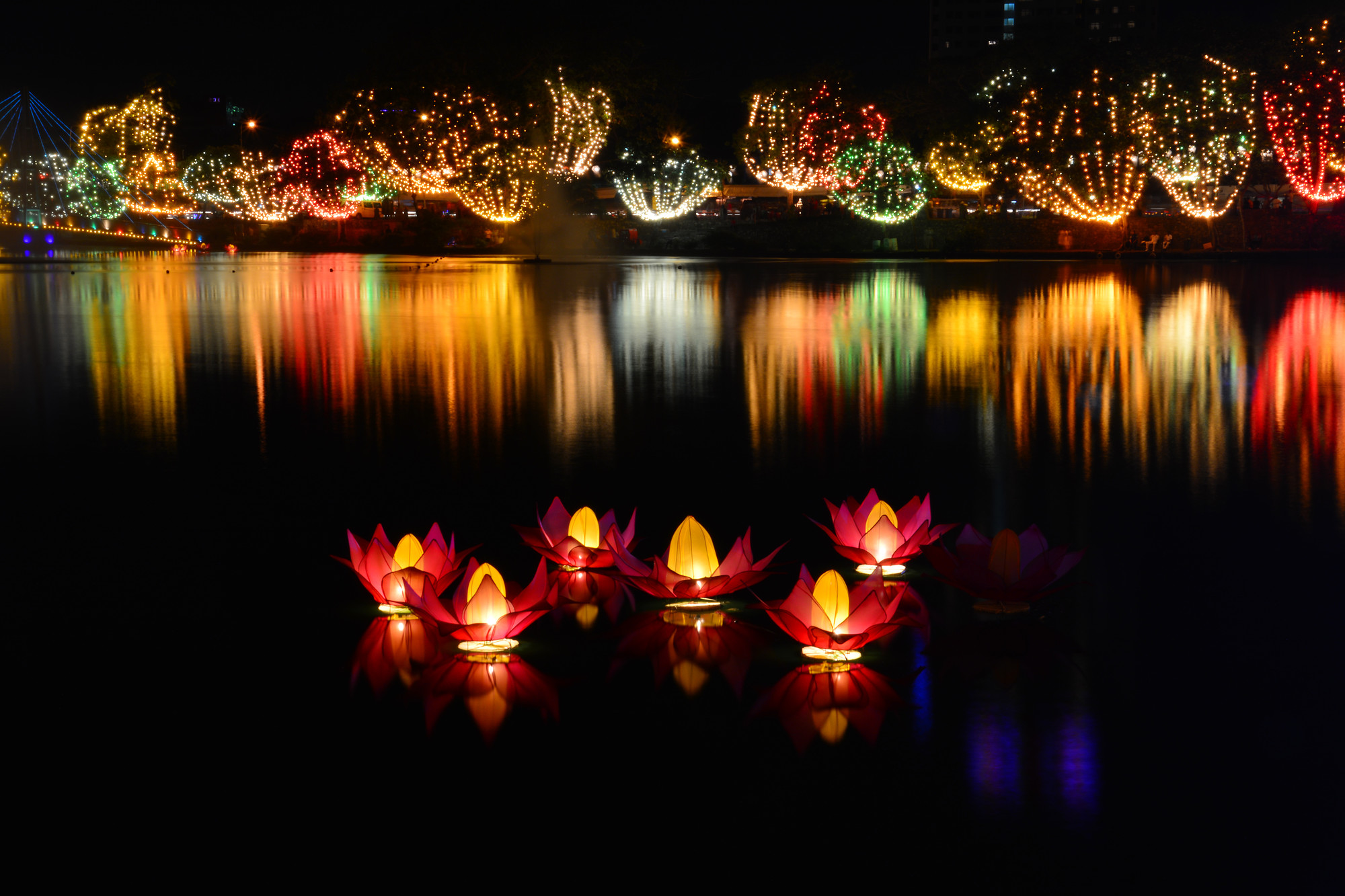 Colombo bere lake at night on Vesak Day. 7 Reasons Why Holidaying in Sri Lanka Saves You Money - SpaDreams