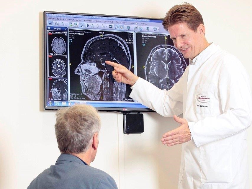 Professor Bamberger during a consultation for preventive healthcare